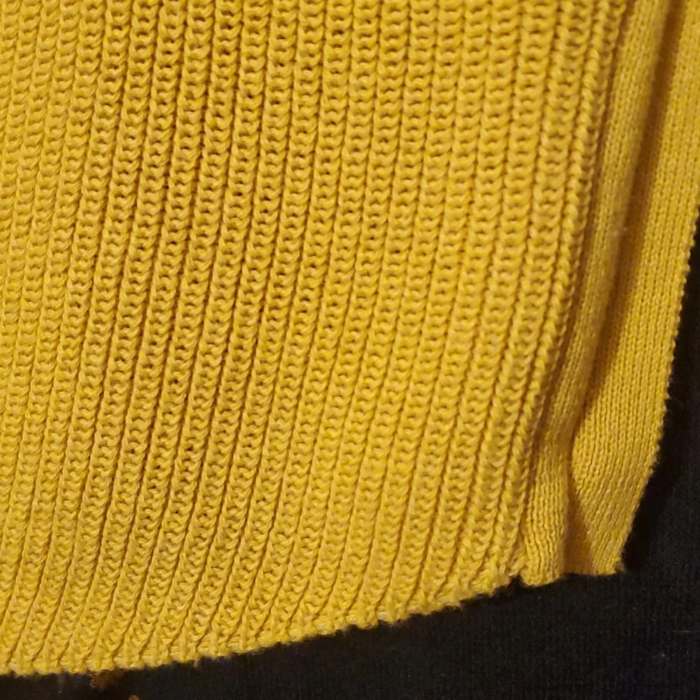 NWOT 💛 Tahari Sweater - Picture 9 of 10